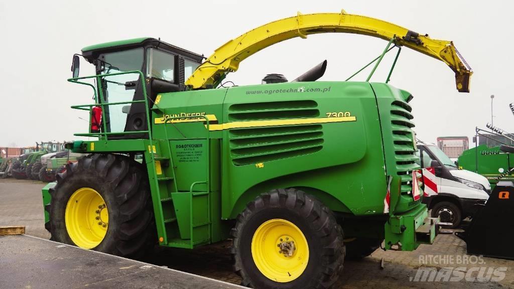 John Deere 7300 자동 초지기계