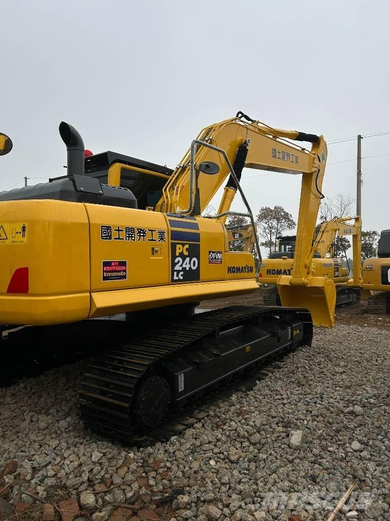 Komatsu 240-8 대형 굴삭기 29톤 이상