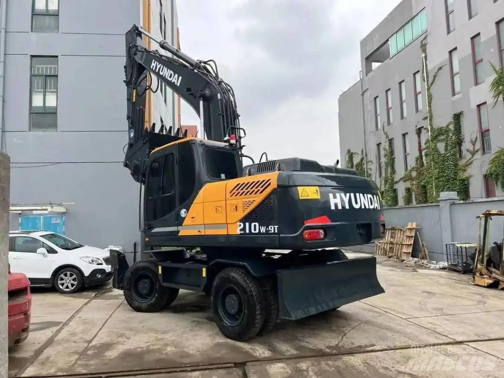 Hyundai R210W-9  휠 굴삭기