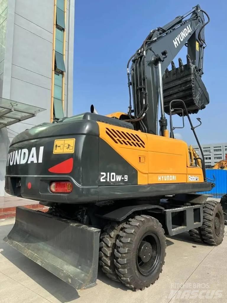 Hyundai R210W-9  휠 굴삭기