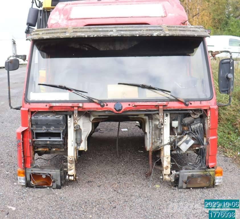 Scania P 82 M 캐빈 및 인테리어