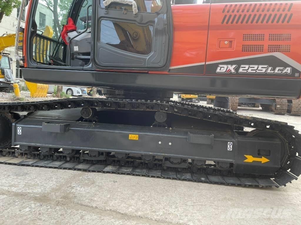 Doosan DX 225 중형굴삭기 7톤-28톤