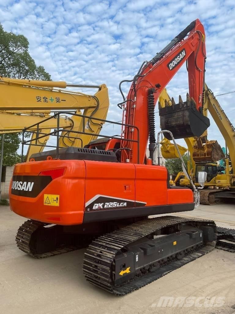 Doosan DX 225 중형굴삭기 7톤-28톤