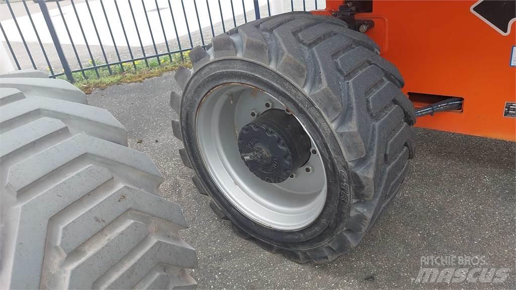 JLG 680SGW+ 견인식 전동이동 리프트