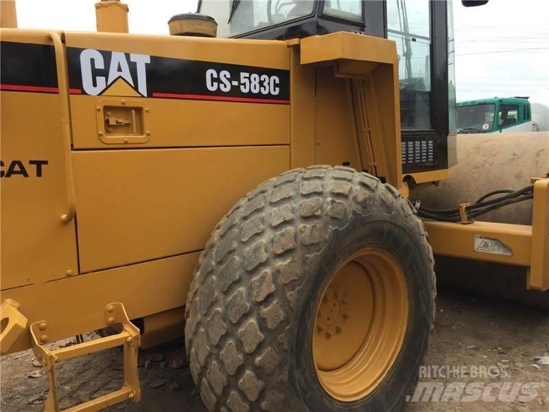 CAT CS 583 C 싱글 드럼 롤러