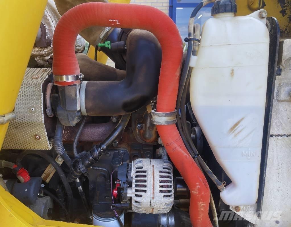 Komatsu WB 93 R-5 백호로더