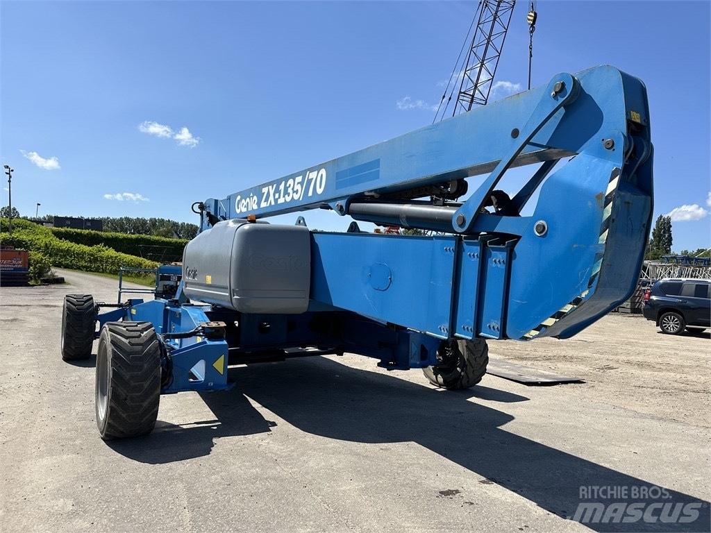Genie ZX 135/70 관절형 전동이동 리프트