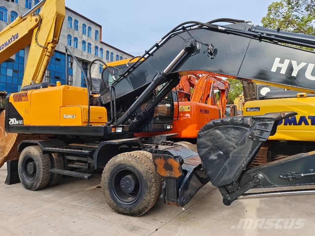 Hyundai R210W-9  휠 굴삭기