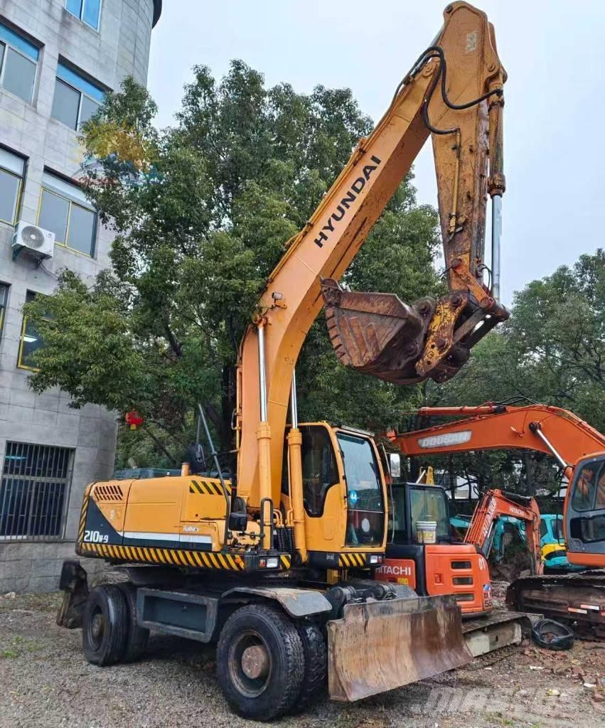 Hyundai r210w-9  휠 굴삭기