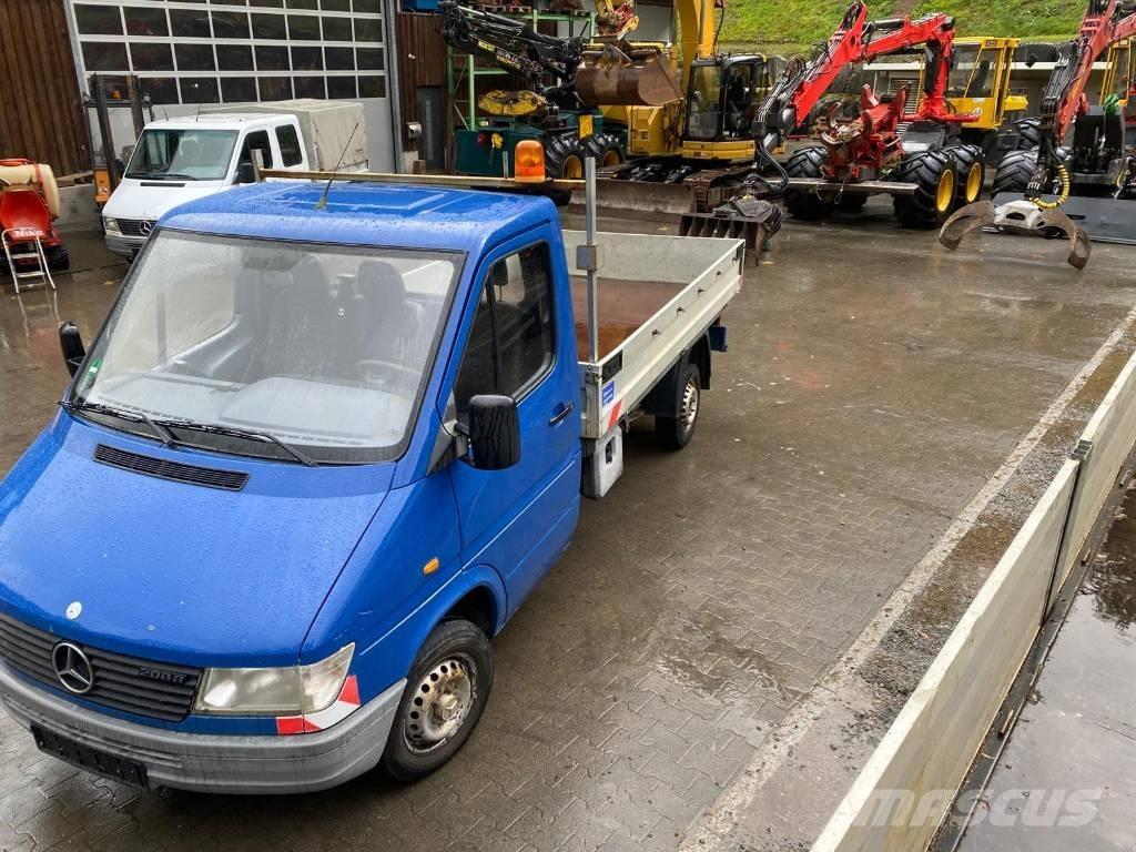 Mercedes-Benz 208 D 플랫베드/드롭사이드 트럭