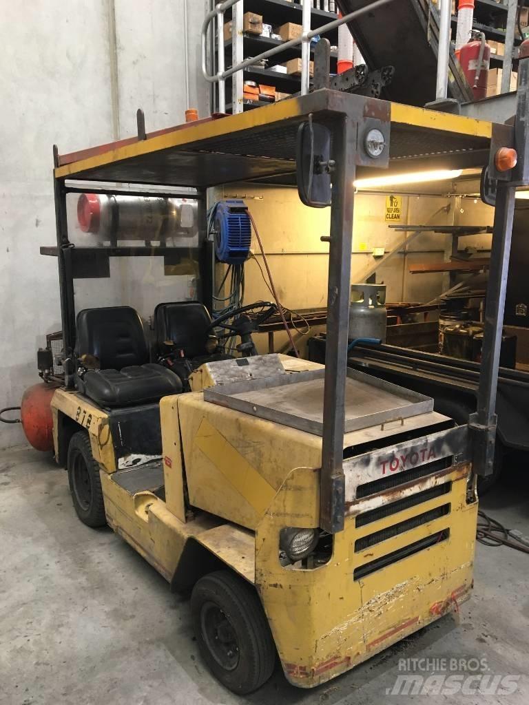 Toyota 2TG10 견인 트럭