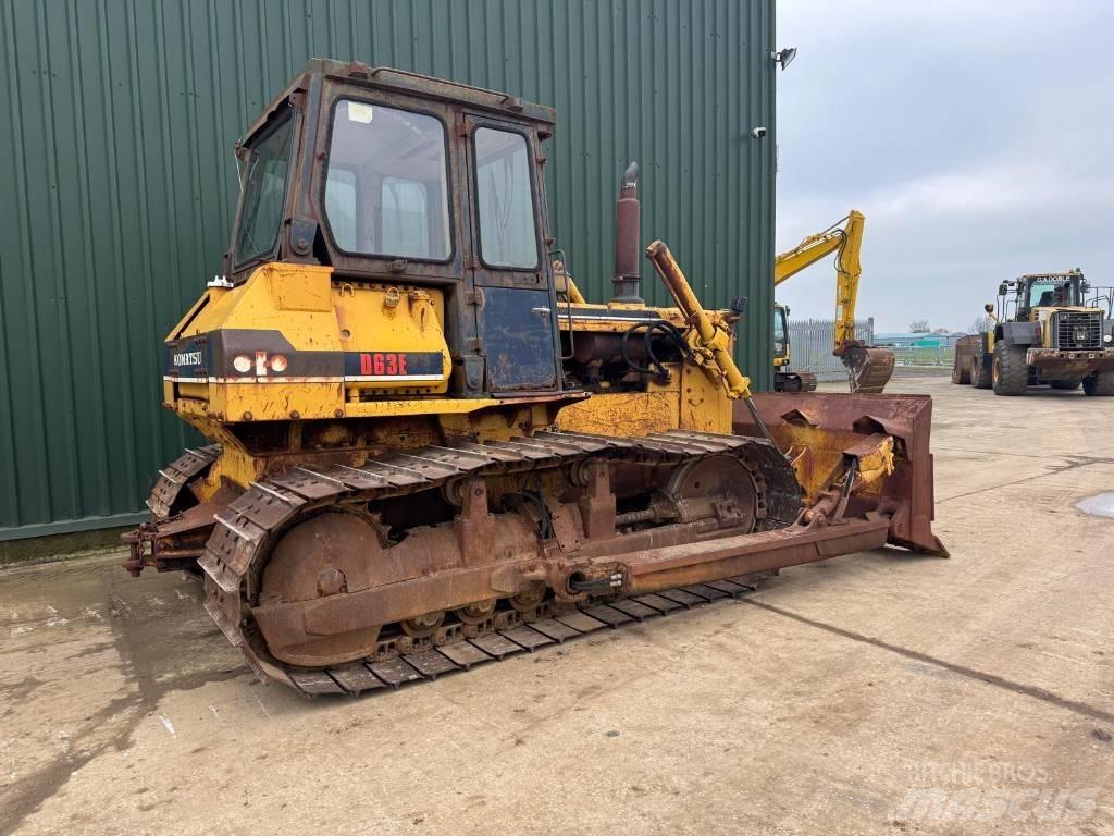 Komatsu D63E-1 크롤러 도저