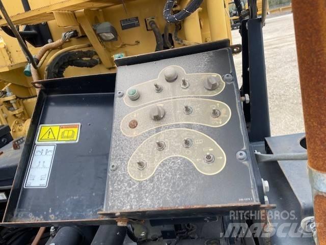 CAT AP1055E 아스팔트 포장장비