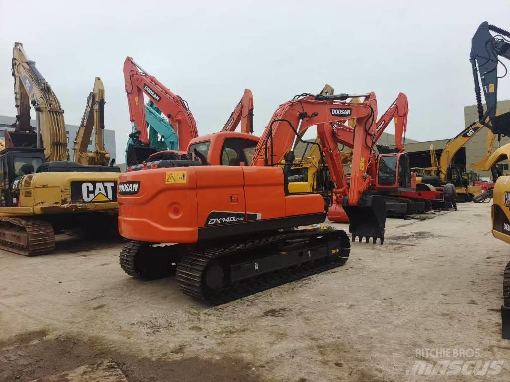 Doosan DX 140 대형 굴삭기 29톤 이상