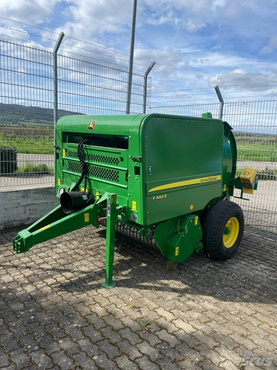 John Deere F440E 원형 곤포기
