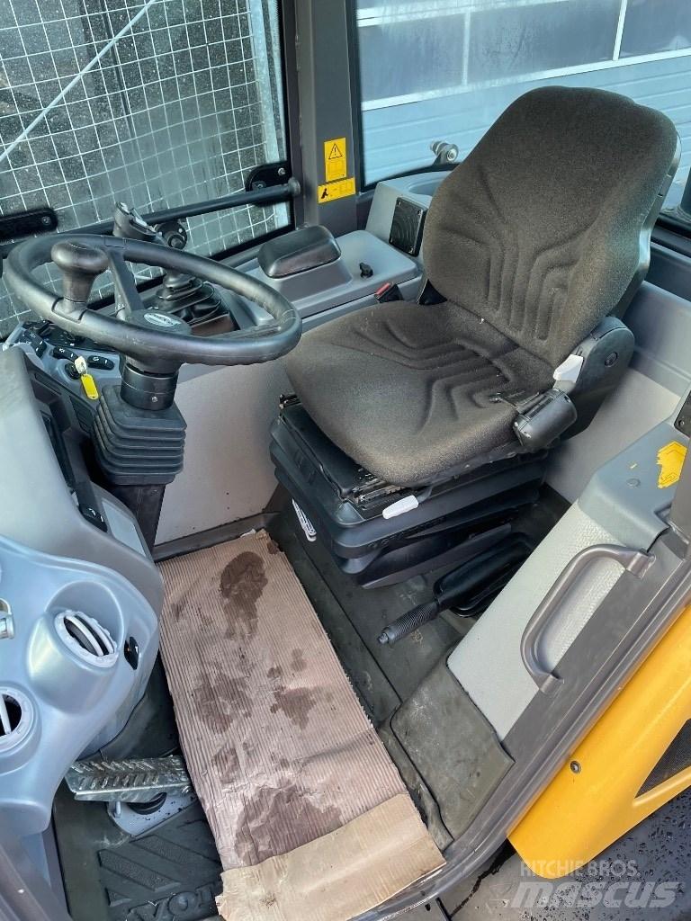 Volvo L28F 미니 로더