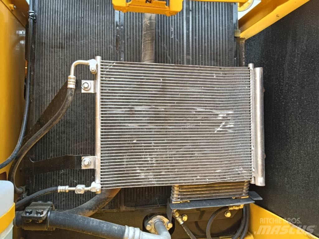 Komatsu PC 240 대형 굴삭기 29톤 이상