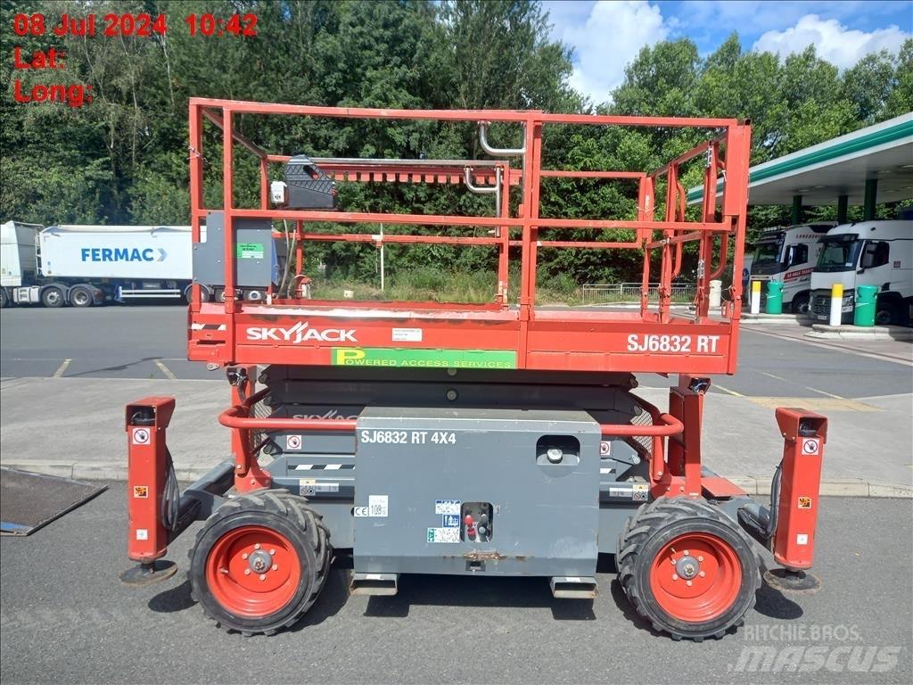 SkyJack SJ 6832 RT 가위형 리프트
