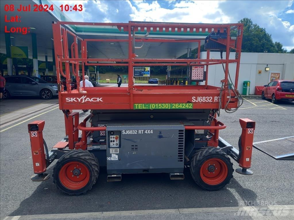 SkyJack SJ 6832 RT 가위형 리프트
