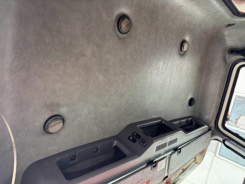 Mack GU813 덤프 트럭