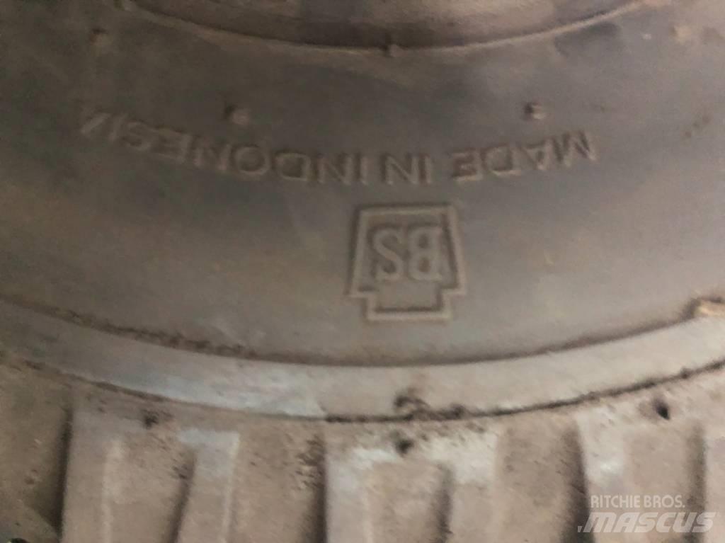 Bridgestone 21x8-9 타이어, 휠 및 림