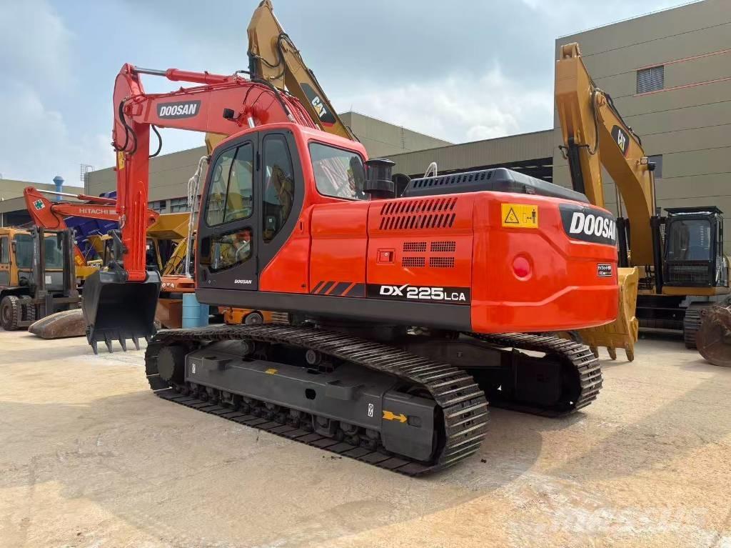Doosan DX 225 대형 굴삭기 29톤 이상