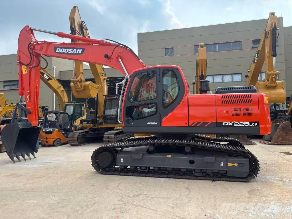 Doosan DX 225 대형 굴삭기 29톤 이상