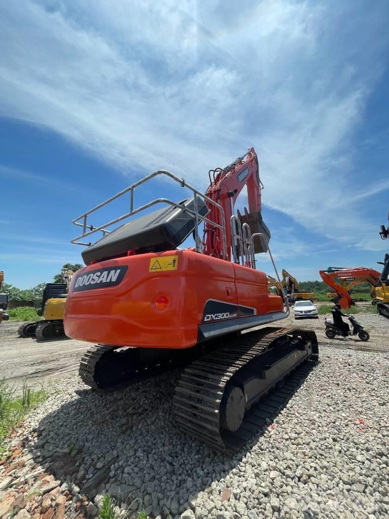 Doosan DX 300 대형 굴삭기 29톤 이상