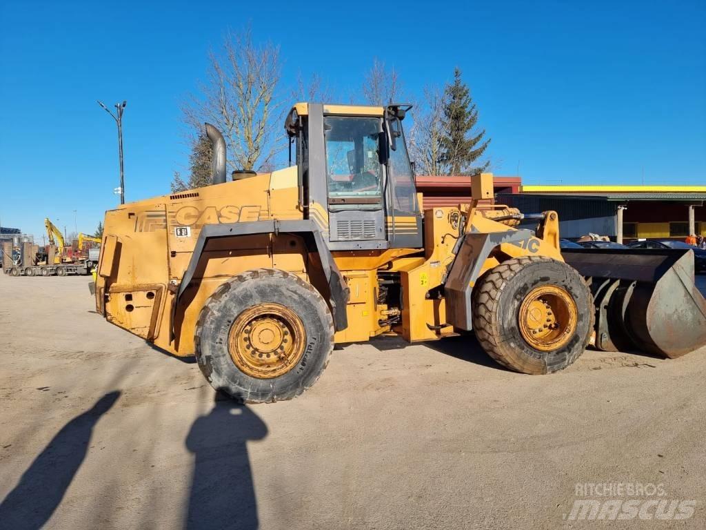 CASE 821 C  휠로우더