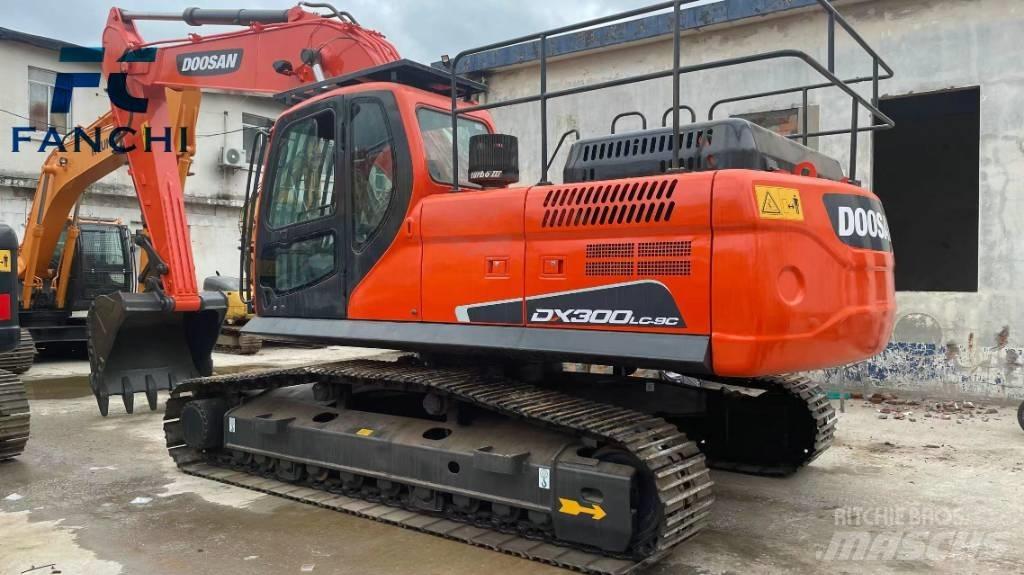 Doosan DX 300 LC 중형굴삭기 7톤-28톤