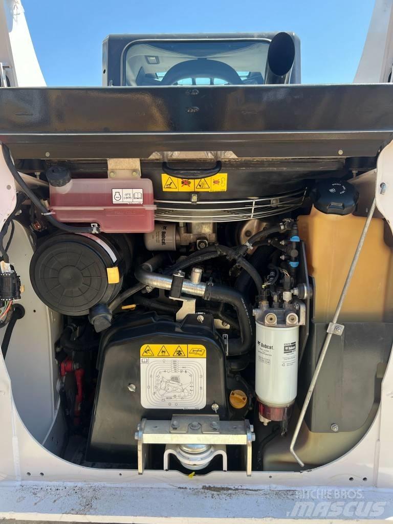 Bobcat T 64  스키드로더