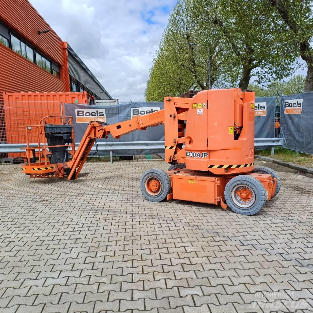 JLG E300AJP 관절형 전동이동 리프트