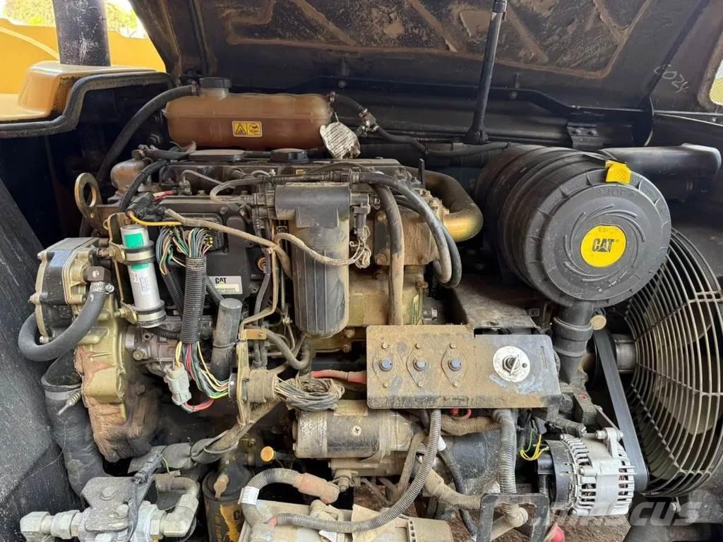 CAT TH 330 B 텔러 핸들러