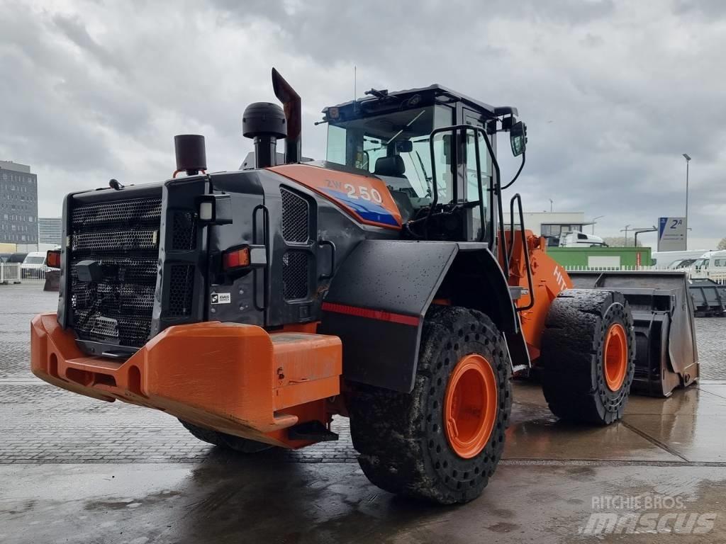 Hitachi ZW 250  휠로우더