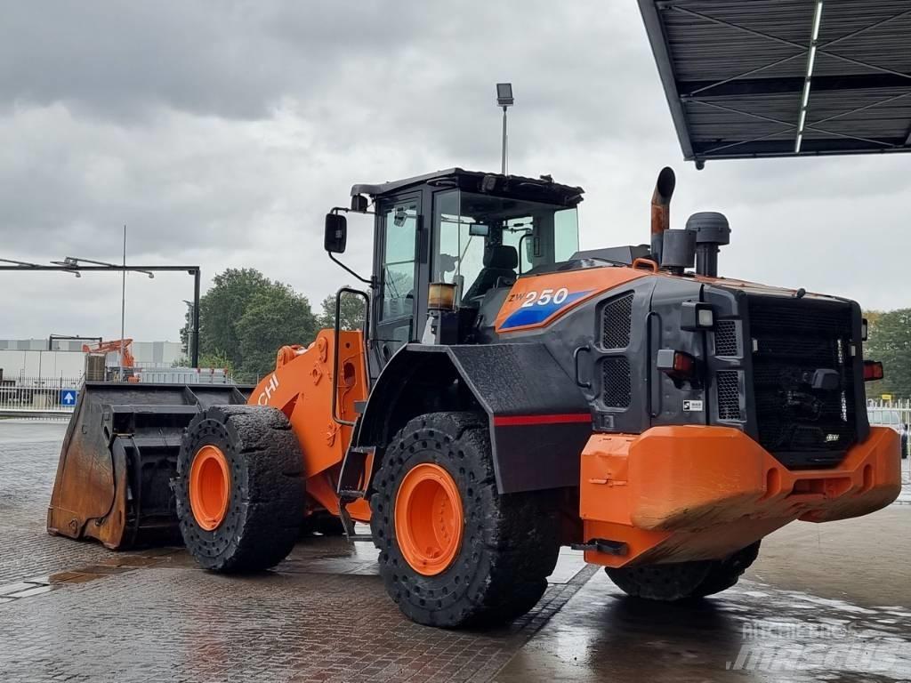 Hitachi ZW 250  휠로우더