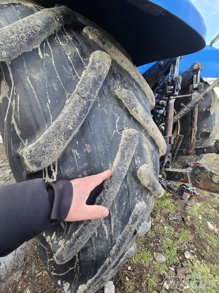 New Holland T 8030 트랙터