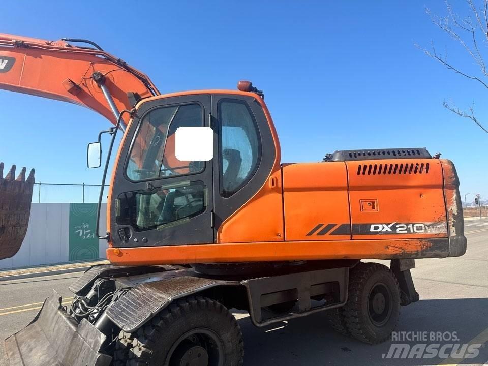 Doosan DX 210 W  휠 굴삭기