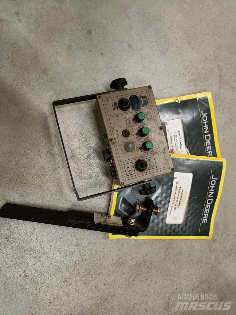 John Deere 623N 원형 곤포기