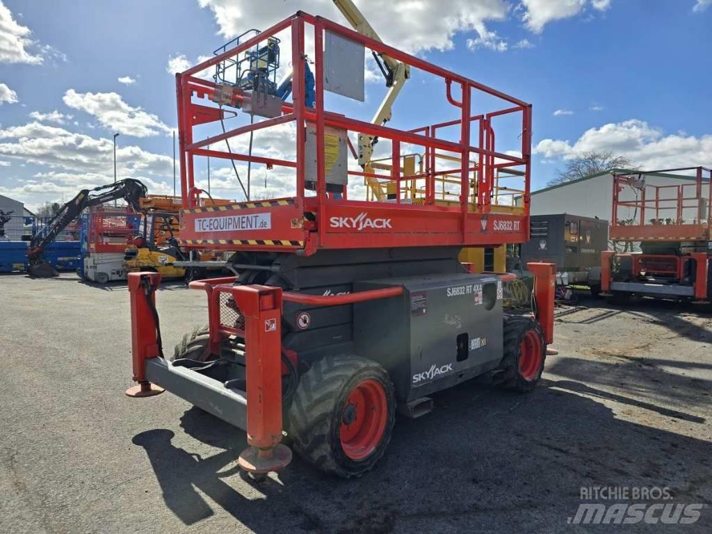 SkyJack SJ 6832 RT 가위형 리프트