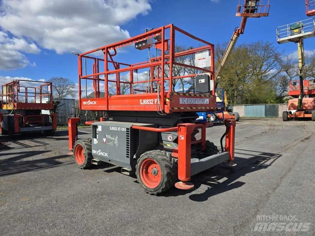 SkyJack SJ 6832 RT 가위형 리프트