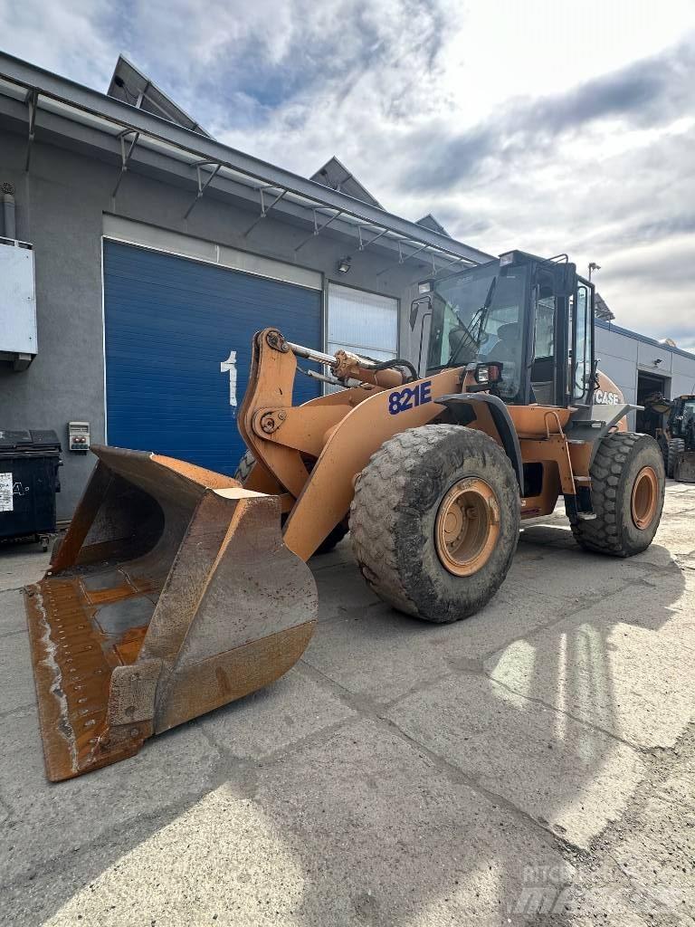CASE 821 E  휠로우더