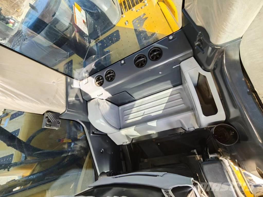 Komatsu PC 240-8 대형 굴삭기 29톤 이상