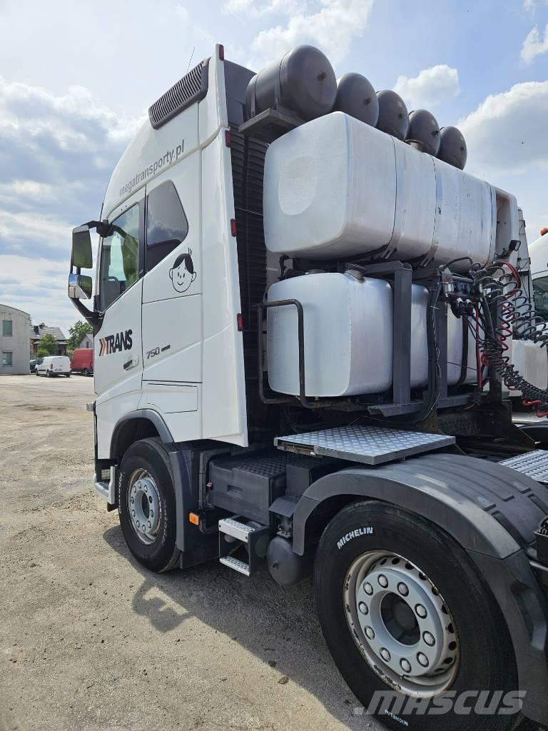 Volvo FH16 750KM 8x4 트랙터 유닛