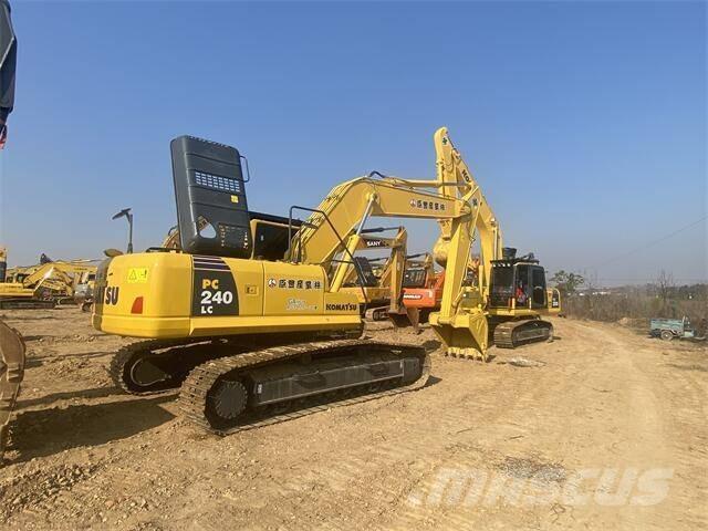 Komatsu PC 240-8 대형 굴삭기 29톤 이상