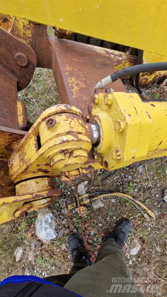 Komatsu D85 섀시 및 서스펜션