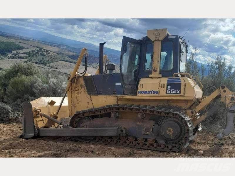 Komatsu D65EX-15 크롤러 도저
