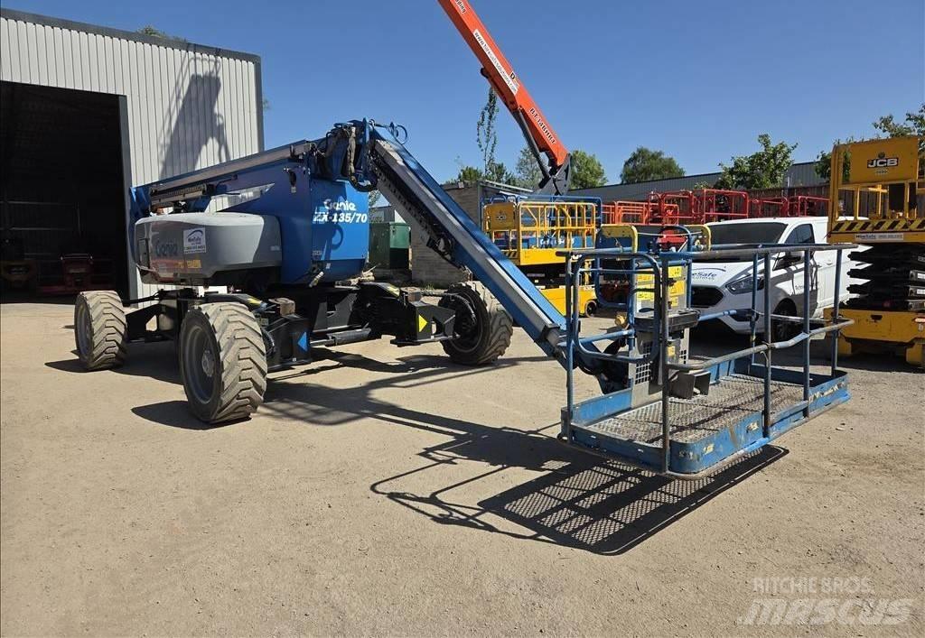 Genie ZX 135/70 관절형 전동이동 리프트