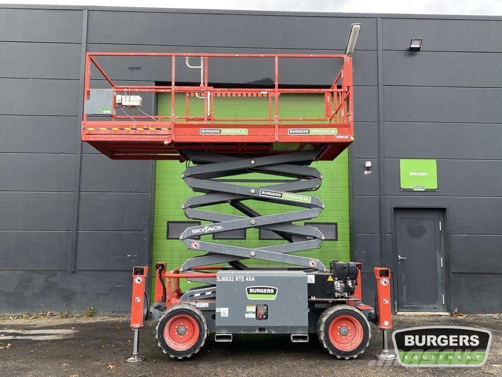 SkyJack SJ6832 RTE 가위형 리프트