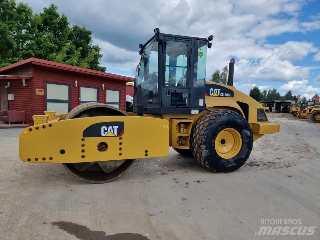 CAT CS 683 E 싱글 드럼 롤러