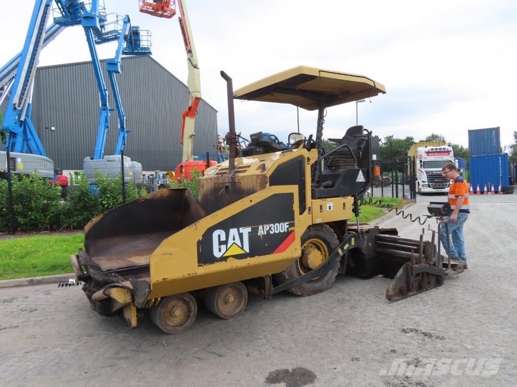 CAT AP 300 아스팔트 포장장비